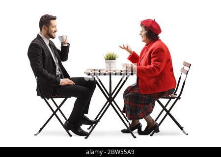 Geschäftsmann sitzt in einem Café mit einer älteren Frau und spricht isoliert auf weißem Hintergrund Stockfoto
