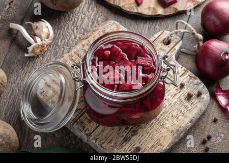 Rote Rüben in Scheiben geschnitten in einem Glasgefäß - Vorbereitung der fermentierten Kvass Stockfoto