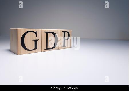 GDP-Wort in Spotlicht auf weißem Hintergrund. Nahaufnahme. Stockfoto
