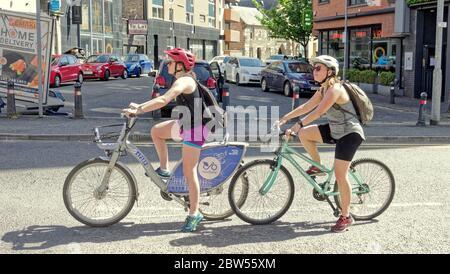 Glasgow, Schottland, Großbritannien 29. Mai 2020: UK Wetter: Beim Partick Cross sahen die Einheimischen die Sonne genießen, da es heiß war. Quelle: Gerard Ferry/Alamy Live News. Stockfoto