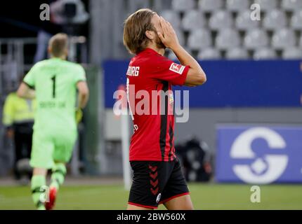 Freiburg Im Breisgau, Deutschland. Mai 2020. Fußball: Bundesliga, SC Freiburg - Bayer Leverkusen, 29. Spieltag im Schwarzwaldstadion. Der Freiburger Lucas Höler reagiert während des Spiels. Kredit: Ronald Wittek/epa/Pool/dpa - WICHTIGER HINWEIS: Gemäß den Bestimmungen der DFL Deutsche Fußball Liga und des DFB Deutscher Fußball-Bund ist es untersagt, im Stadion und/oder aus dem Spiel fotografierte Aufnahmen in Form von Sequenzbildern und/oder videoähnlichen Fotoserien zu nutzen oder ausgenutzt zu haben./dpa/Alamy Live News Stockfoto