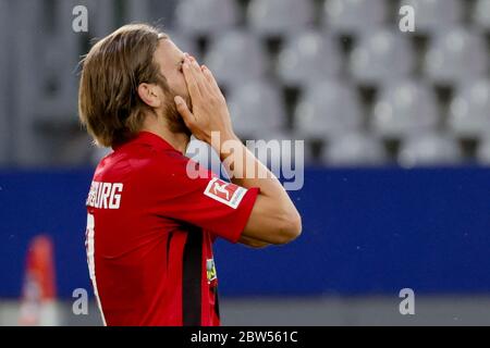 Freiburg Im Breisgau, Deutschland. Mai 2020. Fußball: Bundesliga, SC Freiburg - Bayer Leverkusen, 29. Spieltag im Schwarzwaldstadion. Der Freiburger Lucas Höler reagiert während des Spiels. Kredit: Ronald Wittek/epa/Pool/dpa - WICHTIGER HINWEIS: Gemäß den Bestimmungen der DFL Deutsche Fußball Liga und des DFB Deutscher Fußball-Bund ist es untersagt, im Stadion und/oder aus dem Spiel fotografierte Aufnahmen in Form von Sequenzbildern und/oder videoähnlichen Fotoserien zu nutzen oder ausgenutzt zu haben./dpa/Alamy Live News Stockfoto