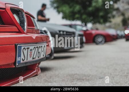 Front-End und Kennzeichen eines Alfa Romeo 155, geparkt in einer Reihe mit mehreren anderen Alfa Romeos, Teil einer Ausstellung Stockfoto