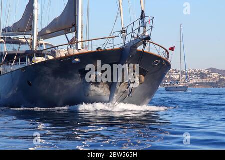 Holzsegelschiff ist auf dem Meer. Details und Nahaufnahme. Sonniges Wetter auf dem Meer Stockfoto