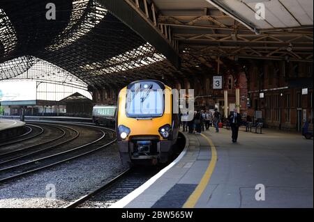 Eine unbekannte Klasse 220 D.M.U steht am Bahnsteig 3 von Bristol Temple Meads mit einem Zug nach Manchester Piccadilly Stockfoto