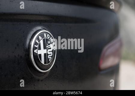 Schwarz-weißes Logo von Alfa Romeo. Das traditionelle Logo wird oft schwarz und weiß, um ein getuntes und modifiziertes Auto zu markieren Stockfoto