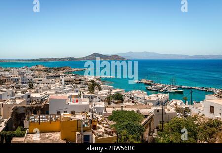 Blick auf Naxos, Griechenland. Naxos ist eine Stadt (und eine Insel), die in der Ägäis gefunden wird und es ist ein sehr populäres Touristenziel. Stockfoto