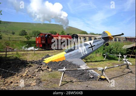 71515 vergeht die Mock - up eines abgestürzte Messerschmidt an Furnace Sidings während eines '1940er-Wochenendes'. Stockfoto