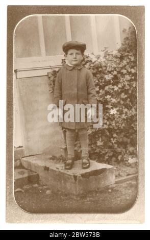 Anfang des 20. Jahrhunderts Kopie eines edwardianischen Fotos aus einem Fotoalbum, das einen jungen Jungen in einer flachen Mütze zeigt. Das Originalfoto ist um 1910, Großbritannien Stockfoto