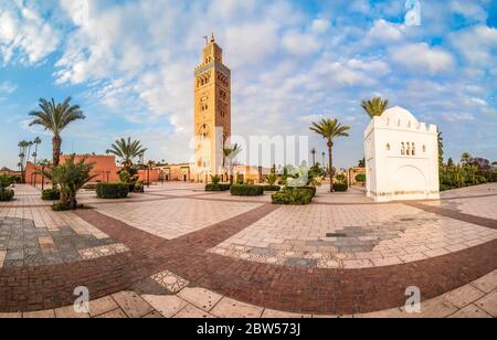 Landschaft mit Koutoubia Moschee Minarett in Medina Viertel von Marrakesch, Marokko Stockfoto