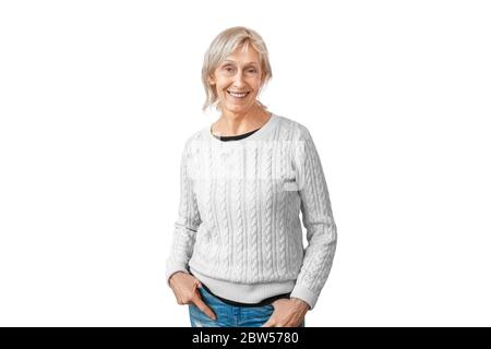 Freistil. Ältere Frau in Pullover stehend isoliert auf weiß posiert Kamera fröhlich Stockfoto