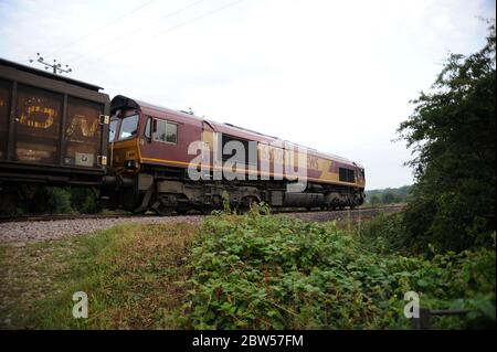 66204 und Zug, der den Ewenny River kurz nach Verlassen des Bridgend Ford Werks überquert. Stockfoto