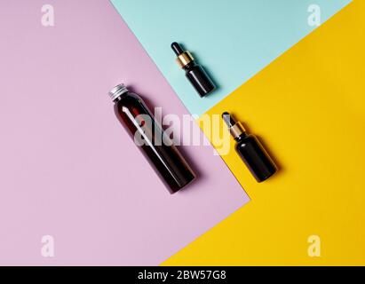 Flache Flaschenlage mit Kosmetik und Hautpflegemittel Stockfoto