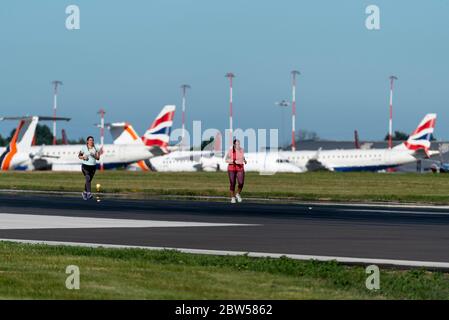 Gesponserter Spendenlauf, der auf der Start- und Landebahn am Flughafen London Southend, Essex, Großbritannien, stattfindet, da keine Flüge verfügbar sind. Geerdeter British Airways Jet Stockfoto