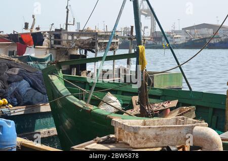 Senegalesische Fischereifahrzeuge, die am Hafen von Dakar festgemacht wurden Stockfoto