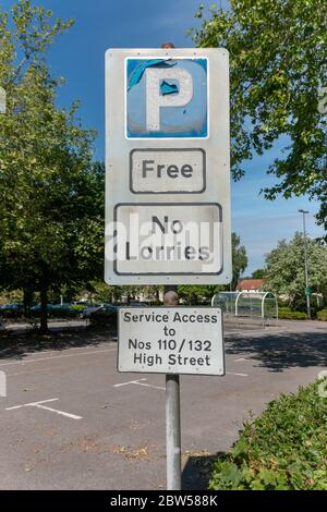 Bristol-May-2020-England-ein Nahaufnahme eines LKW-Schild und kostenlose Parkplatzschild vor einem Supermarkt Stockfoto