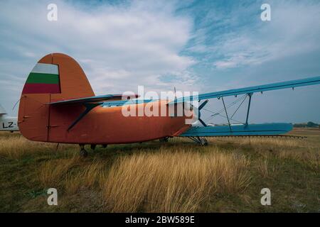 Landwirtschaftliche Ebene für die Düngung verwendet, auf dem Boden geschossen Stockfoto