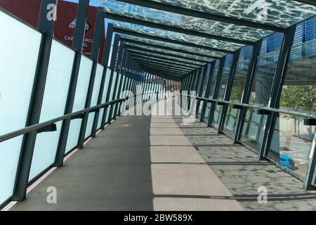 Bristol-Mai-2020-England-Blick auf die geschlossene Brücke, die über die Hauptstraße in Bristol führt, die einen überdachten Parkplatz mit dem Einkaufsm verbindet Stockfoto