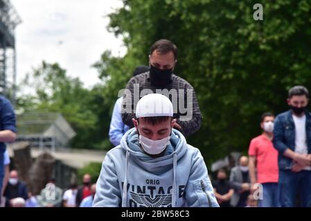 Beten mit medizinischen Masken vor der Blauen Moschee. Am ersten Freitag beten, namaz nach der Sperre in Istanbul. Muslime beten gemeinsam für Heilung Stockfoto