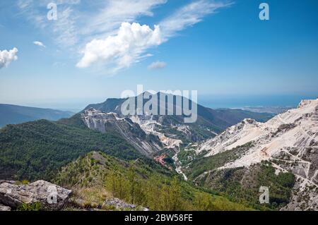 Panorama-Landschaft aus weißem Marmor Steinbrüche von Carrara in den Apuanischen Alpen. Colonnata, Stadtteil Massa Carrara. Toskana, Italien Stockfoto