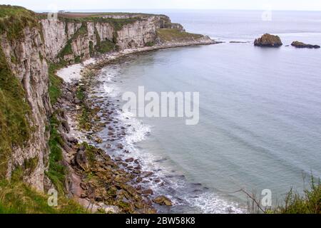 Ruhiges Meer an der Küste Irlands, im Sommer. Ostküste Irlands Stockfoto