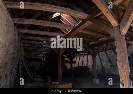 Interieur der großen alten deutschen Holzbarn während der Renovierung, Blick aus dem Erdgeschoss Stockfoto