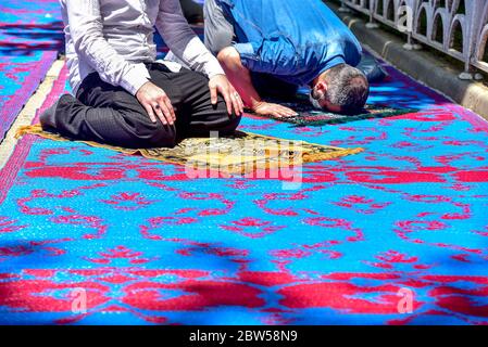 Beten mit medizinischen Masken vor der Blauen Moschee. Am ersten Freitag beten, namaz nach der Sperre in Istanbul. Muslime beten gemeinsam für Heilung Stockfoto