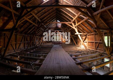 Interieur der großen alten Holzrahmenscheune in Deutschland während der Renovierung, Obergeschoss Weitwinkel-Aufnahme Stockfoto