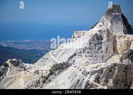 Panorama-Landschaft aus weißem Marmor Steinbrüche von Carrara in den Apuanischen Alpen. Colonnata, Stadtteil Massa Carrara. Toskana, Italien Stockfoto