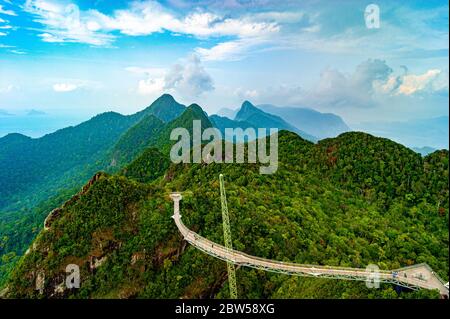 Langkawi Brücke, die sich durch die Gipfel kurvt Stockfoto