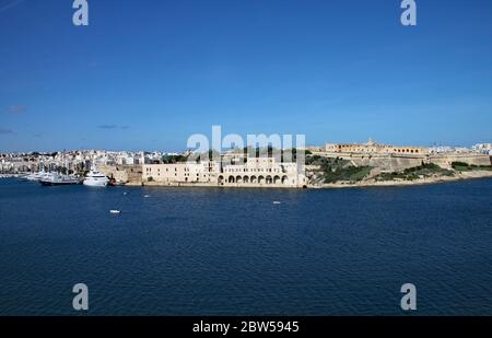 Die alten Lagerhäuser und Fort Tigne auf dem Point in Sliema, Malta Stockfoto