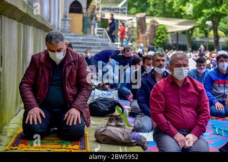Beten mit medizinischen Masken vor der Blauen Moschee. Am ersten Freitag beten, namaz nach der Sperre in Istanbul. Muslime beten gemeinsam für Heilung Stockfoto