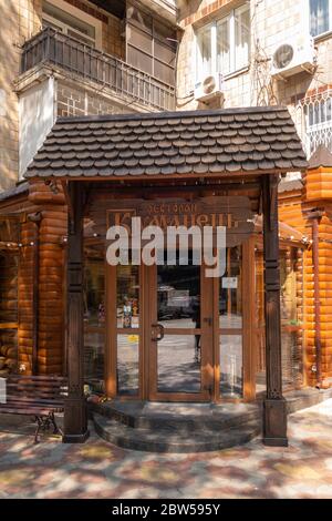 Eintritt in das ukrainische Restaurant Kumanez. Odessa. Ukraine. 2020.05.01. Stockfoto