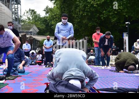 Beten mit medizinischen Masken vor der Blauen Moschee. Am ersten Freitag beten, namaz nach der Sperre in Istanbul. Muslime beten gemeinsam für Heilung Stockfoto