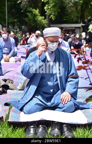 Beten mit medizinischen Masken vor der Blauen Moschee. Am ersten Freitag beten, namaz nach der Sperre in Istanbul. Muslime beten gemeinsam für Heilung Stockfoto