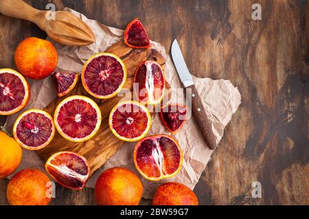 Frische reife rote Blutorangen (sizilianisch), Draufsicht Stockfoto