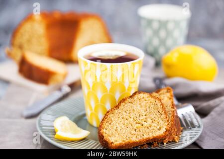 Zitronenkuchen und eine Tasse heißen schwarzen Tee Stockfoto