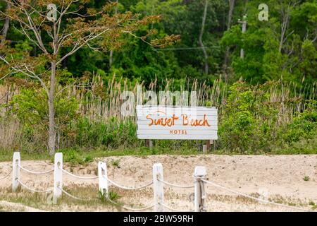 Schild am Sunset Beach Hotel, Shelter Island, NY Stockfoto