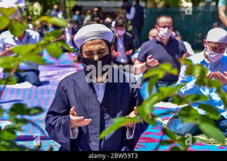 Beten mit medizinischen Masken vor der Blauen Moschee. Am ersten Freitag beten, namaz nach der Sperre in Istanbul. Muslime beten gemeinsam für Heilung Stockfoto