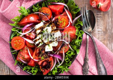 Frischer Tomaten- und Feta-Käse-Salat, Overhead Stockfoto
