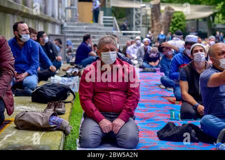 Beten mit medizinischen Masken vor der Blauen Moschee. Am ersten Freitag beten, namaz nach der Sperre in Istanbul. Muslime beten gemeinsam für Heilung Stockfoto