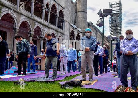Beten mit medizinischen Masken vor der Blauen Moschee. Am ersten Freitag beten, namaz nach der Sperre in Istanbul. Muslime beten gemeinsam für Heilung Stockfoto