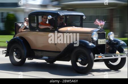 Racine, Wisconsin, USA. Mai 2020. Ein Modell EIN Ford mit einem Passagier in der rumble Sitz Kreuzfahrten auf N. Main Street in Racine, Wisconsin, Freitag, 28. Mai 2020. Das Gebiet hat seine erste anhaltende Strecke von saisonal warmem Wetter. Quelle: Mark Hertzberg/ZUMA Wire/Alamy Live News Stockfoto