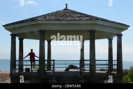 Racine, Wisconsin, USA. Mai 2020. EMMA MADDEN, links, und CARLIE GLENN kommen zum Pavillon über North Beach an der Lake Michigan Küste in Racine, Wisconsin, um am Freitag, 28. Mai 2020, Sport zu treiben. Das Gebiet hat seine erste anhaltende Strecke von saisonal warmem Wetter. Quelle: Mark Hertzberg/ZUMA Wire/Alamy Live News Stockfoto