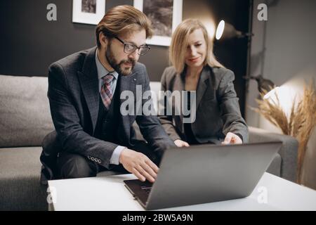 Geschäftspartner A arbeiten zusammen auf Laptop Stockfoto