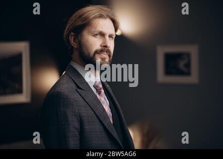 Porträt eines bärtigen Mannes im Geschäftsanzug, der vor der Kamera posiert Stockfoto