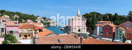 Slauer sonniger Sommermorgen in Veli Lošinj, Kroatien Stockfoto