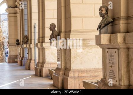 Budapest, Ungarn - 8. Feb 2020: Bronzebüste von Albert Bedo auf der Linensteinmauer am Kossuth Platz Stockfoto