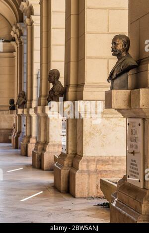 Budapest, Ungarn - 8. Feb 2020: Bronzebüste von Albert Bedo auf der Linensteinmauer am Kossuth Platz Stockfoto