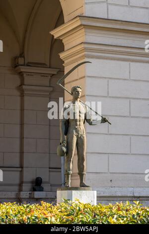 Budapest, Ungarn - 8. Februar 2020: Bronze männlichen Reaper Mann Statue außerhalb blutigen donnerstag Gedenkstätte Stockfoto